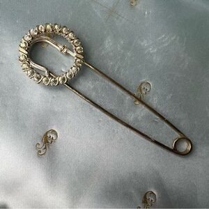 Vintage 1980’s Rhinestone Heart Safety Pin Brooch